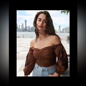 Express “Embroidered off the shoulder cropped top” in brown